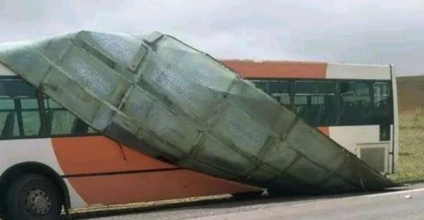 رياح عاصفية بمراكش "تعري" سقف حافلة وتطرح مجددا إشكاليات النقل الحضري بالمدينة